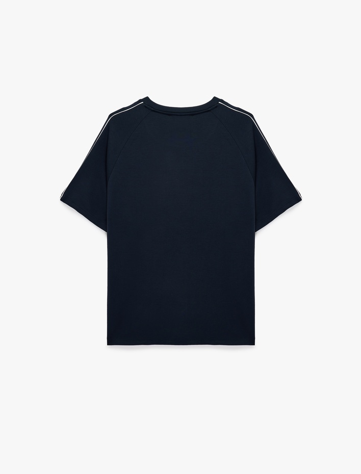  Bisiklet Yaka Viskon Karışımlı Scuba Kumaş Şerit Detaylı Kısa Reglan Kollu Oversize Tişört