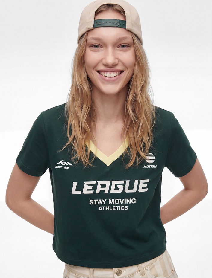  Pamuklu Slim Fit V Yaka Kısa Kollu Futbol Temalı Baskılı Tişört