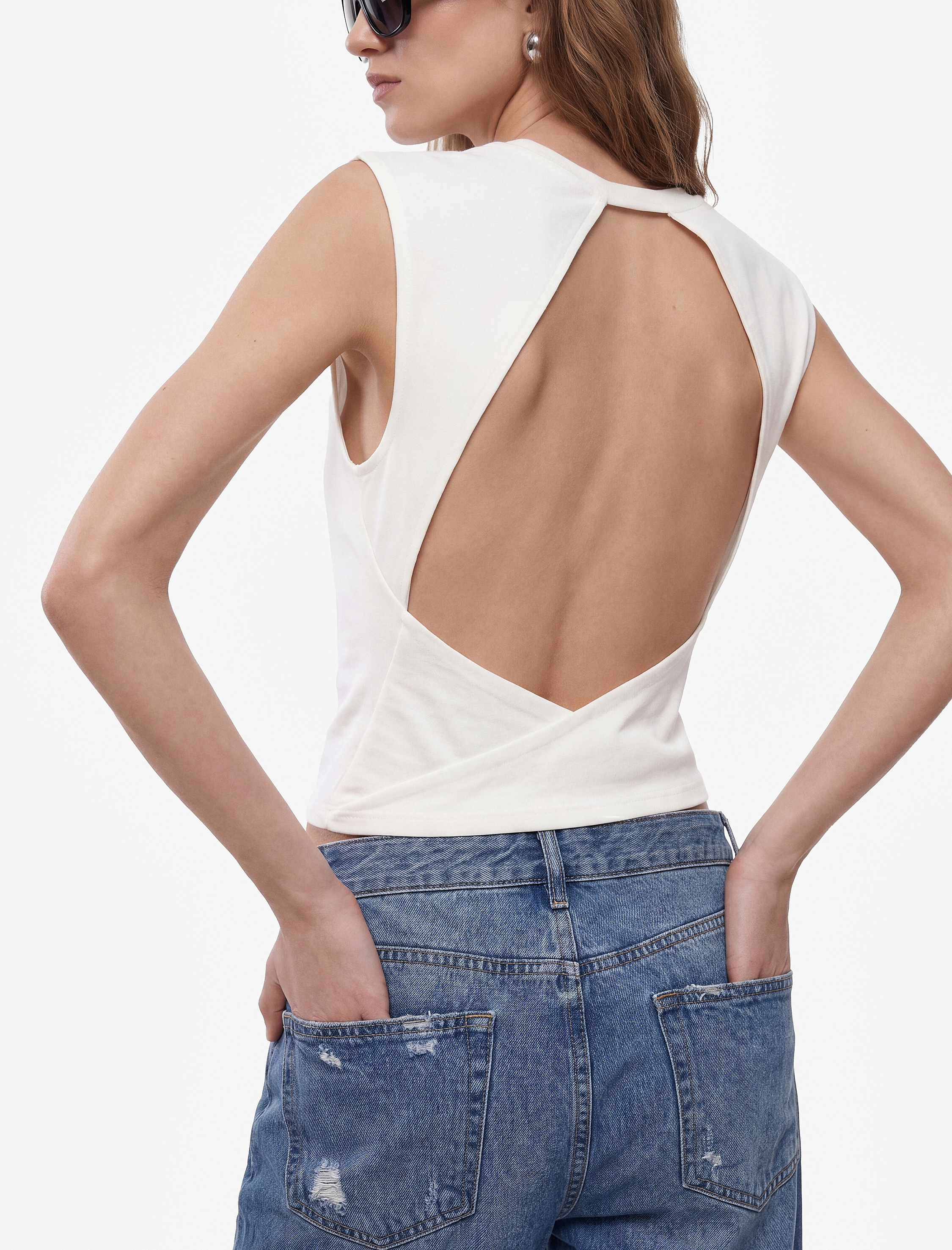   Pamuklu Slim Fit Bisiklet Yaka Kolsuz Sırt Detaylı Bluz