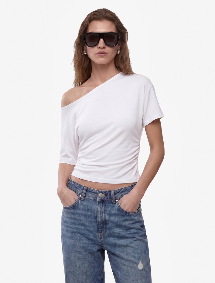  Slim Fit Drape Detaylı Omzu Açık Kayık Yaka Tişört