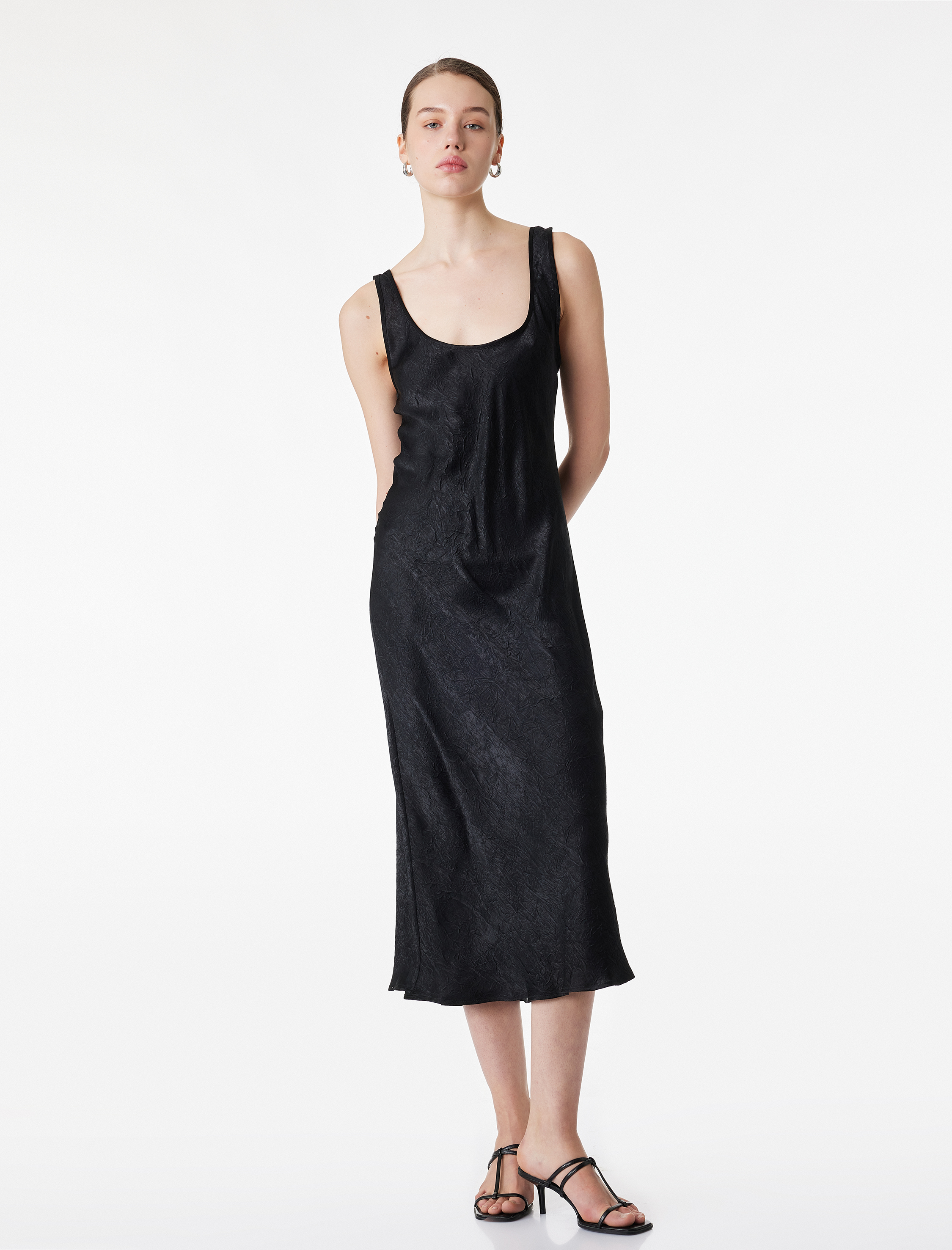   Slim Fit U Yaka Kalın Askılı Kloş Midi Boy Dokulu Saten Kloş Elbise