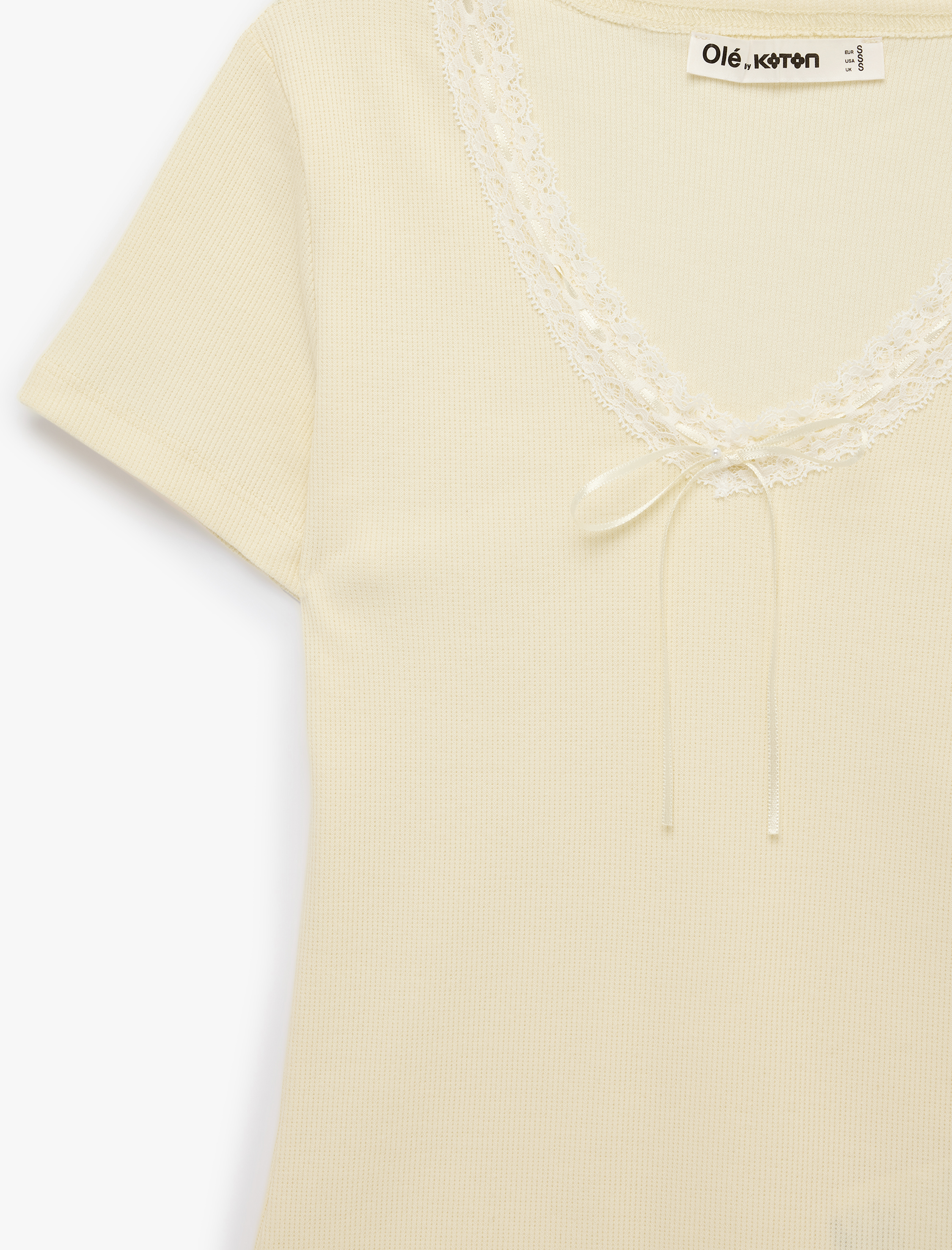   Slim Fit Kısa Kollu Dantel Detaylı Fiyonklu V Yaka Tişört