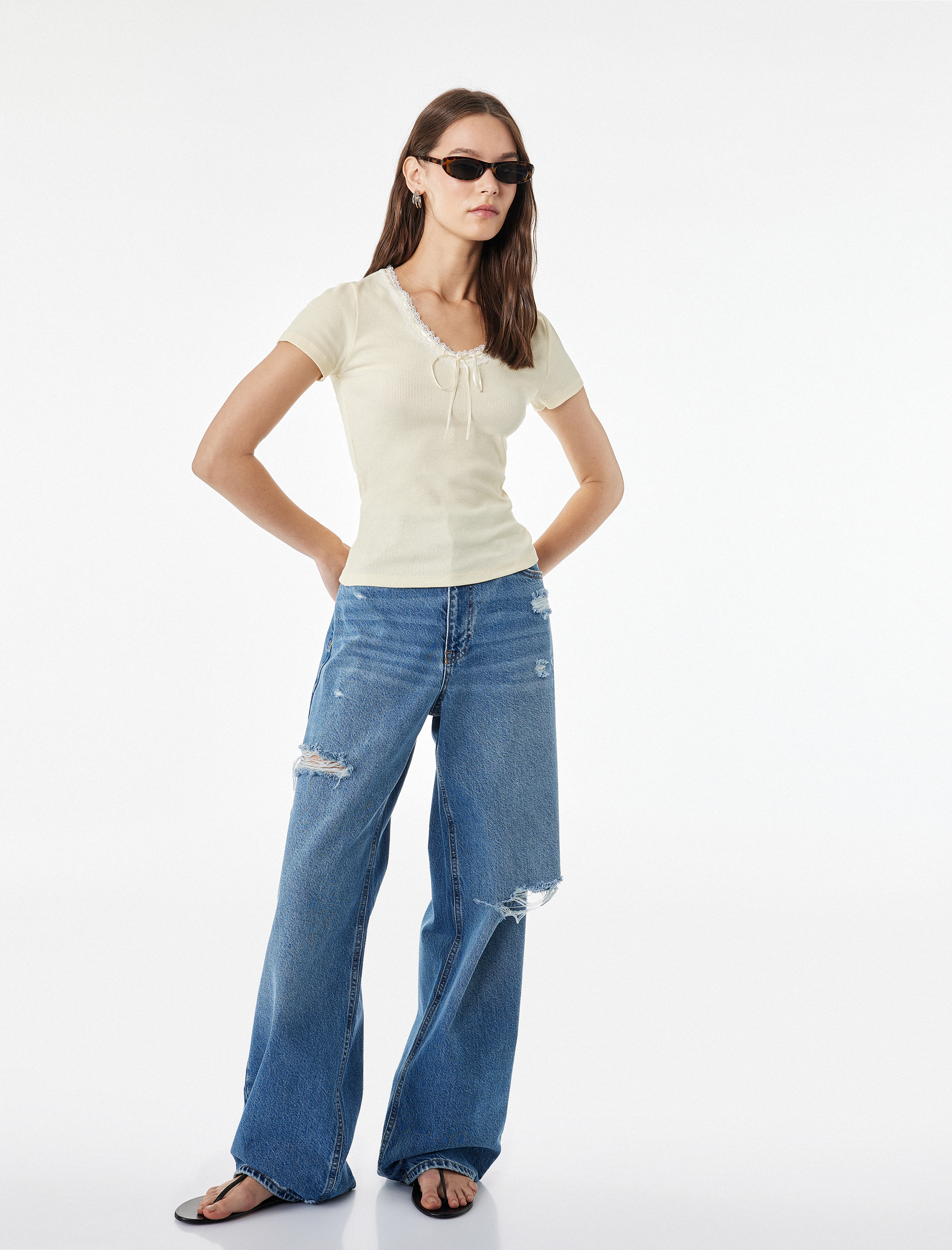   Slim Fit Kısa Kollu Dantel Detaylı Fiyonklu V Yaka Tişört