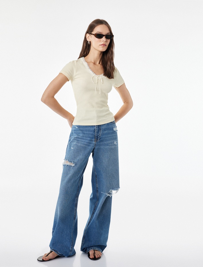  Slim Fit Kısa Kollu Dantel Detaylı Fiyonklu V Yaka Tişört