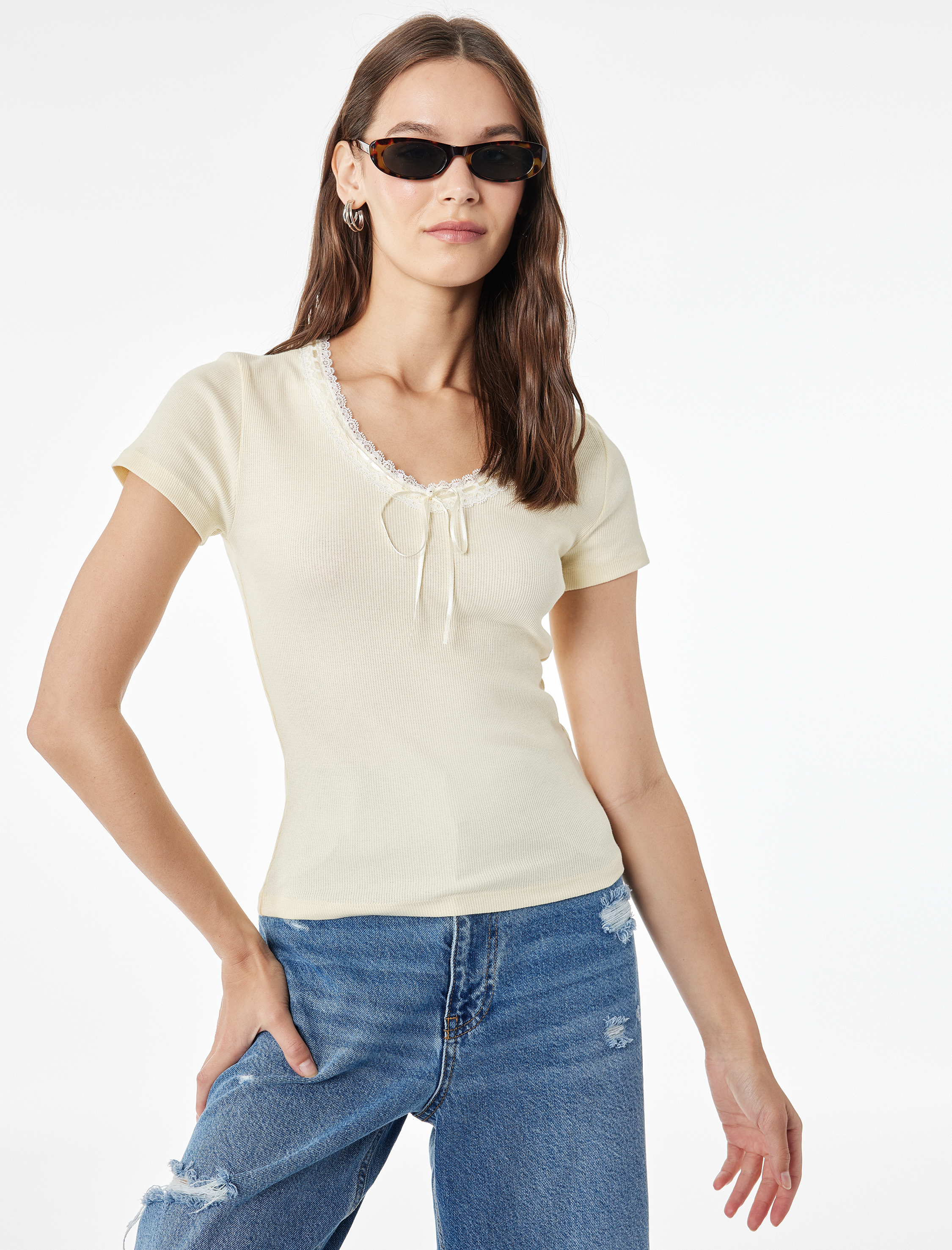   Slim Fit Kısa Kollu Dantel Detaylı Fiyonklu V Yaka Tişört