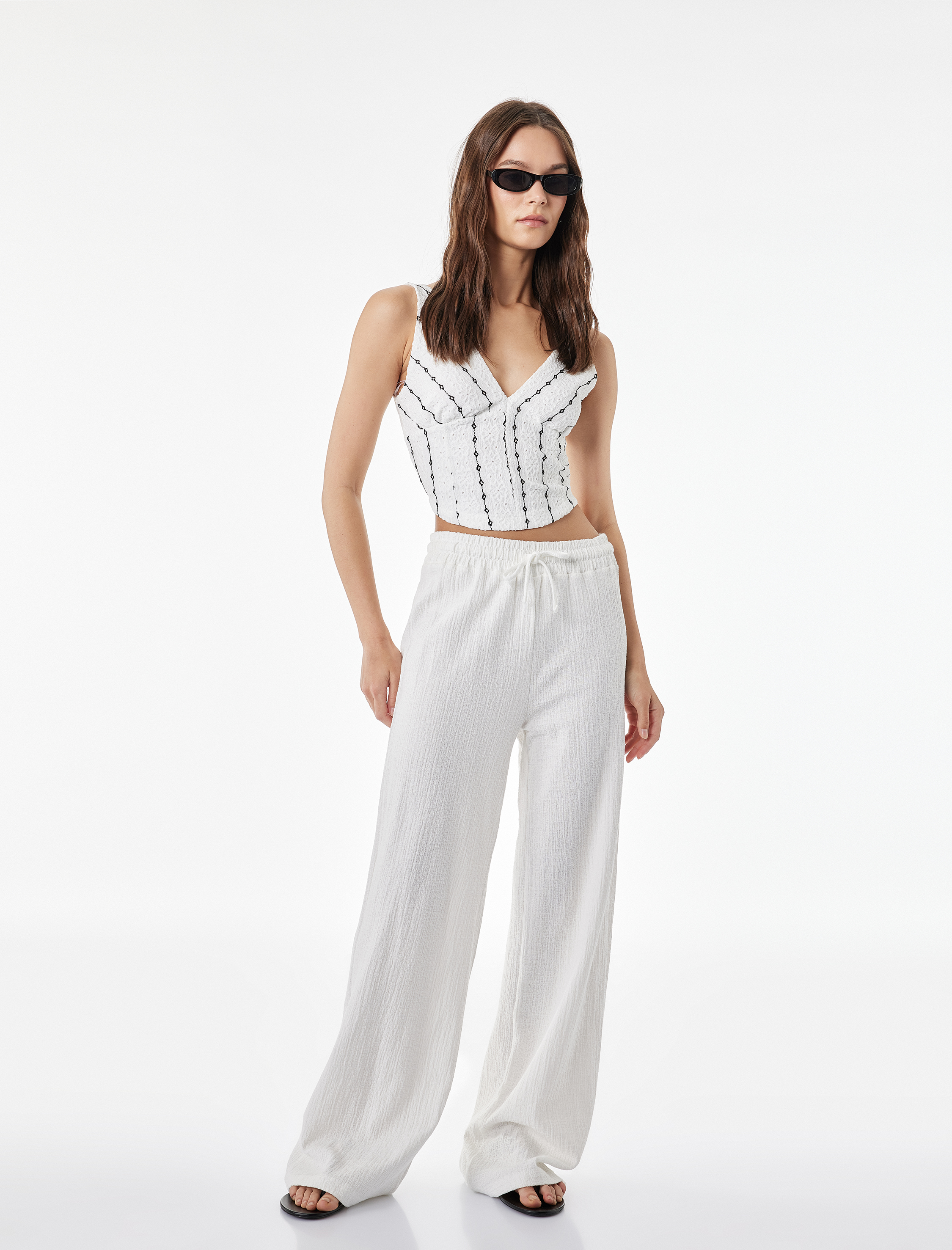   Slim Fit Bürümcük V Yaka Sırt Detaylı Kolsuz Brode Bluz