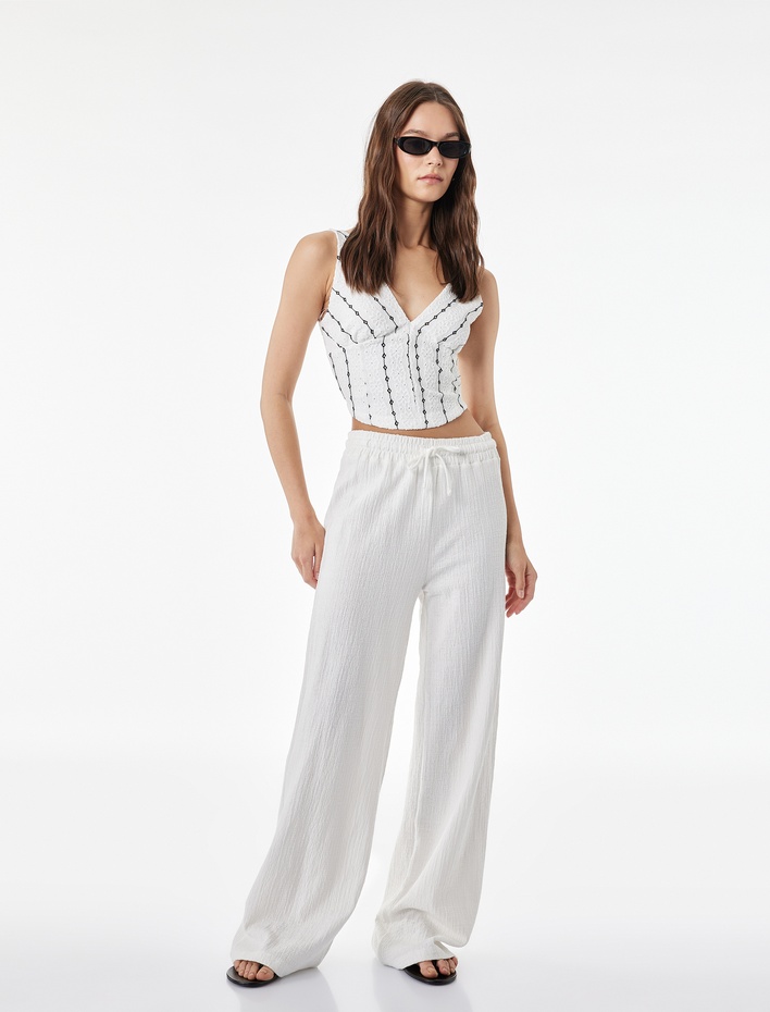  Slim Fit Bürümcük V Yaka Sırt Detaylı Kolsuz Brode Bluz