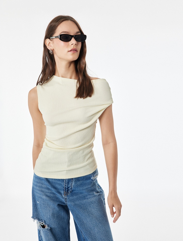  Slim Fit Asimetrik Yaka Kolsuz Drapeli Bluz