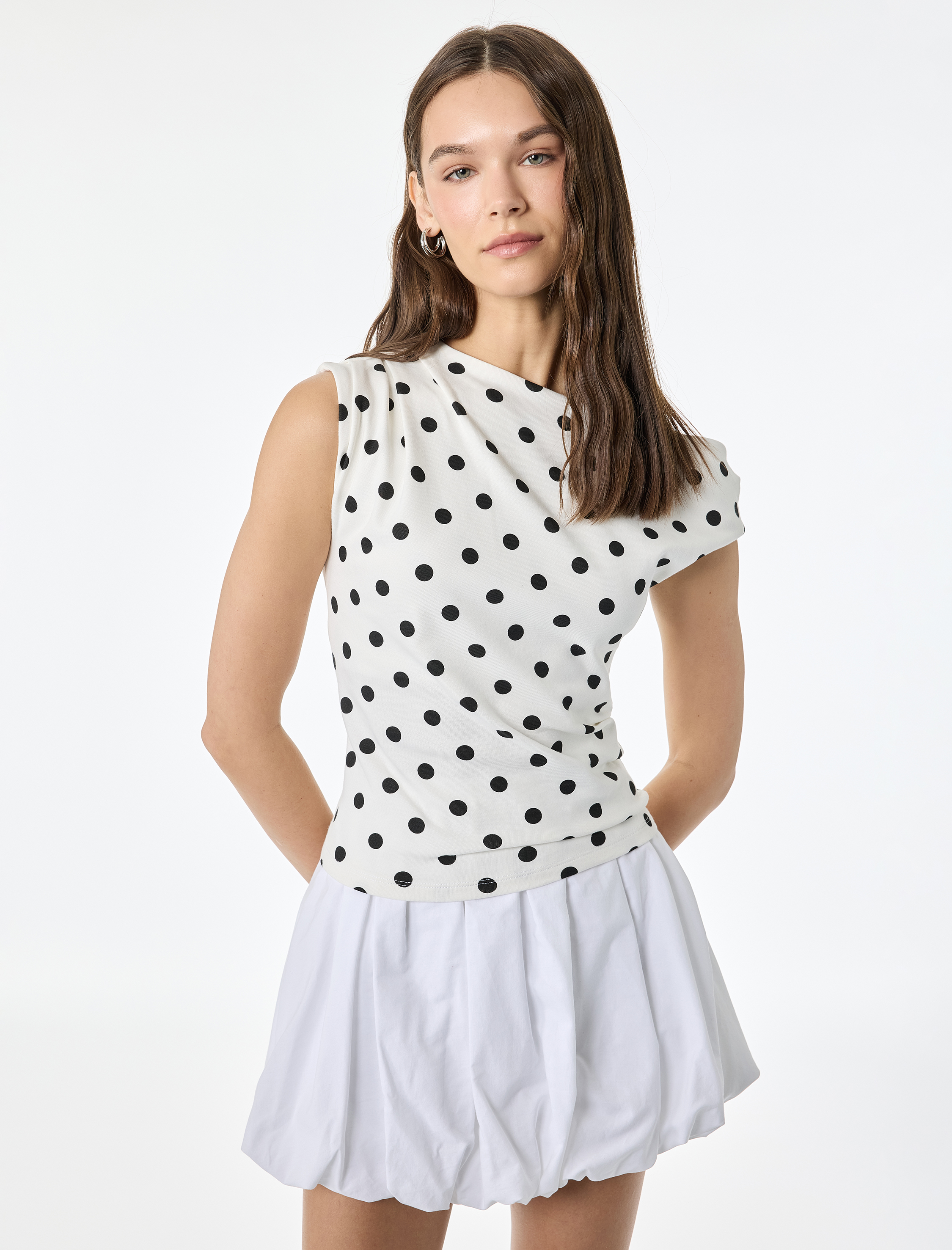   Pamuklu Slim Fit Asimetrik Yaka Kolsuz Puantiyeli Drapeli Bluz
