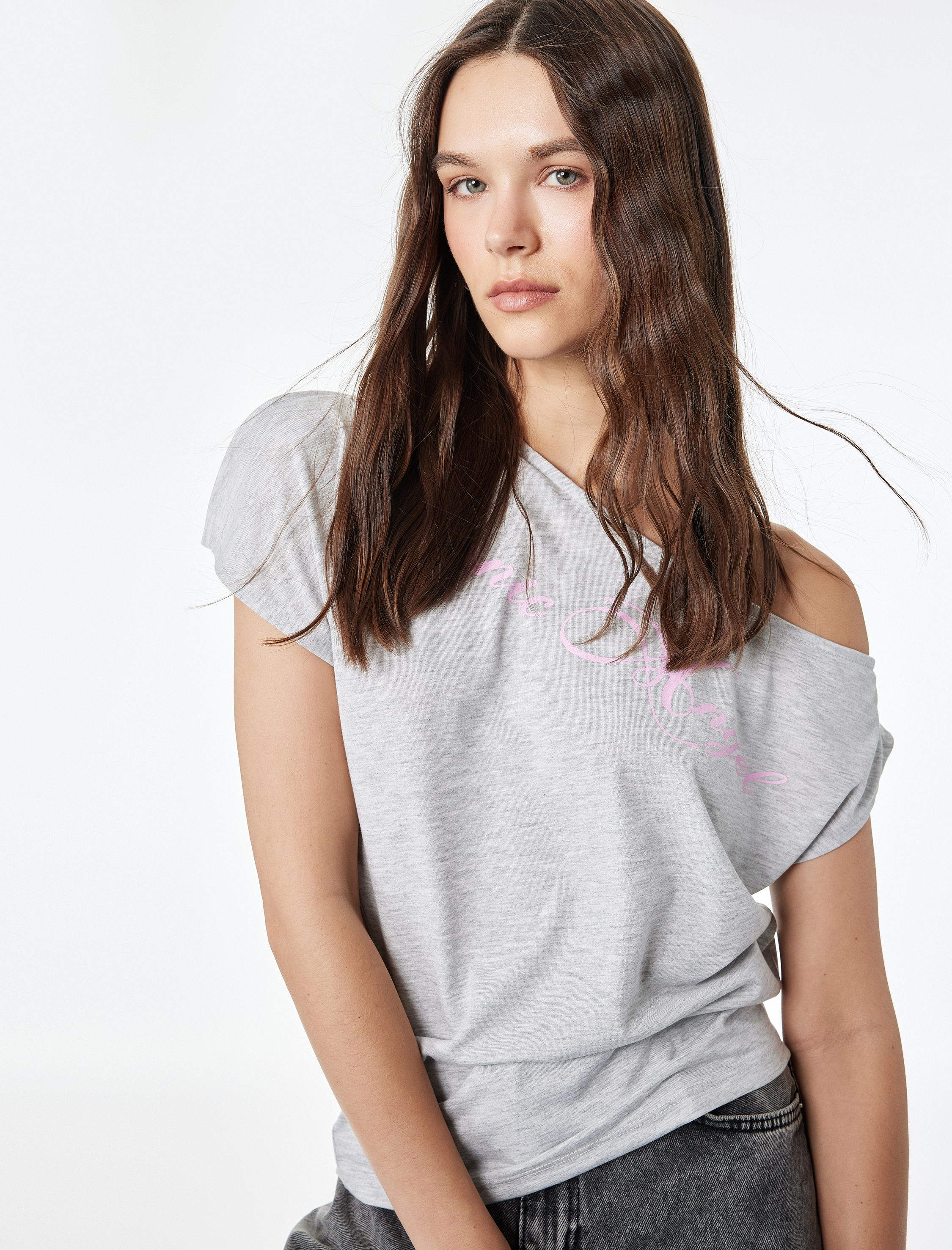   Viskon Karışımlı Slim Fit Kısa Kollu Omzu Açık Baskılı Tişört
