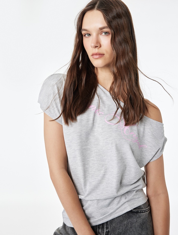  Viskon Karışımlı Slim Fit Kısa Kollu Omzu Açık Baskılı Tişört