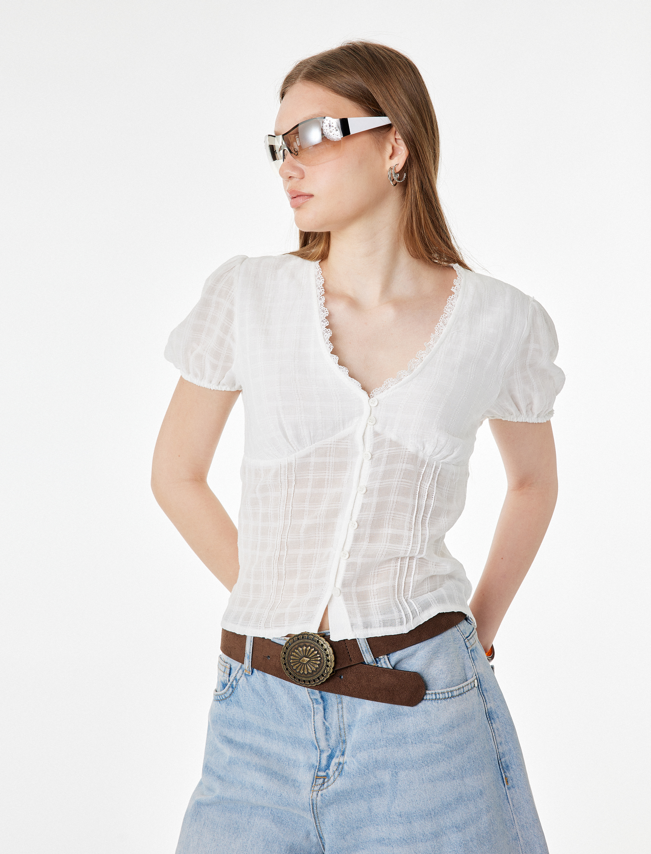   Slim Fit V Yaka Dantel Detaylı Pamuk Viskon Karışımlı Düğmeli Kısa Balon Kol Bluz
