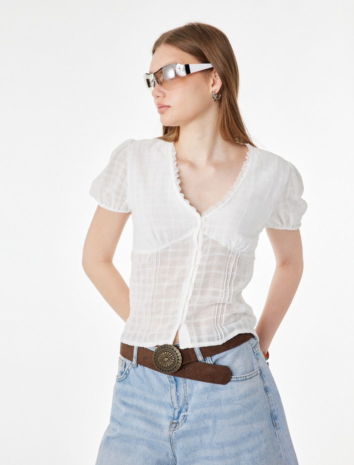  Slim Fit V Yaka Dantel Detaylı Pamuk Viskon Karışımlı Düğmeli Kısa Balon Kol Bluz