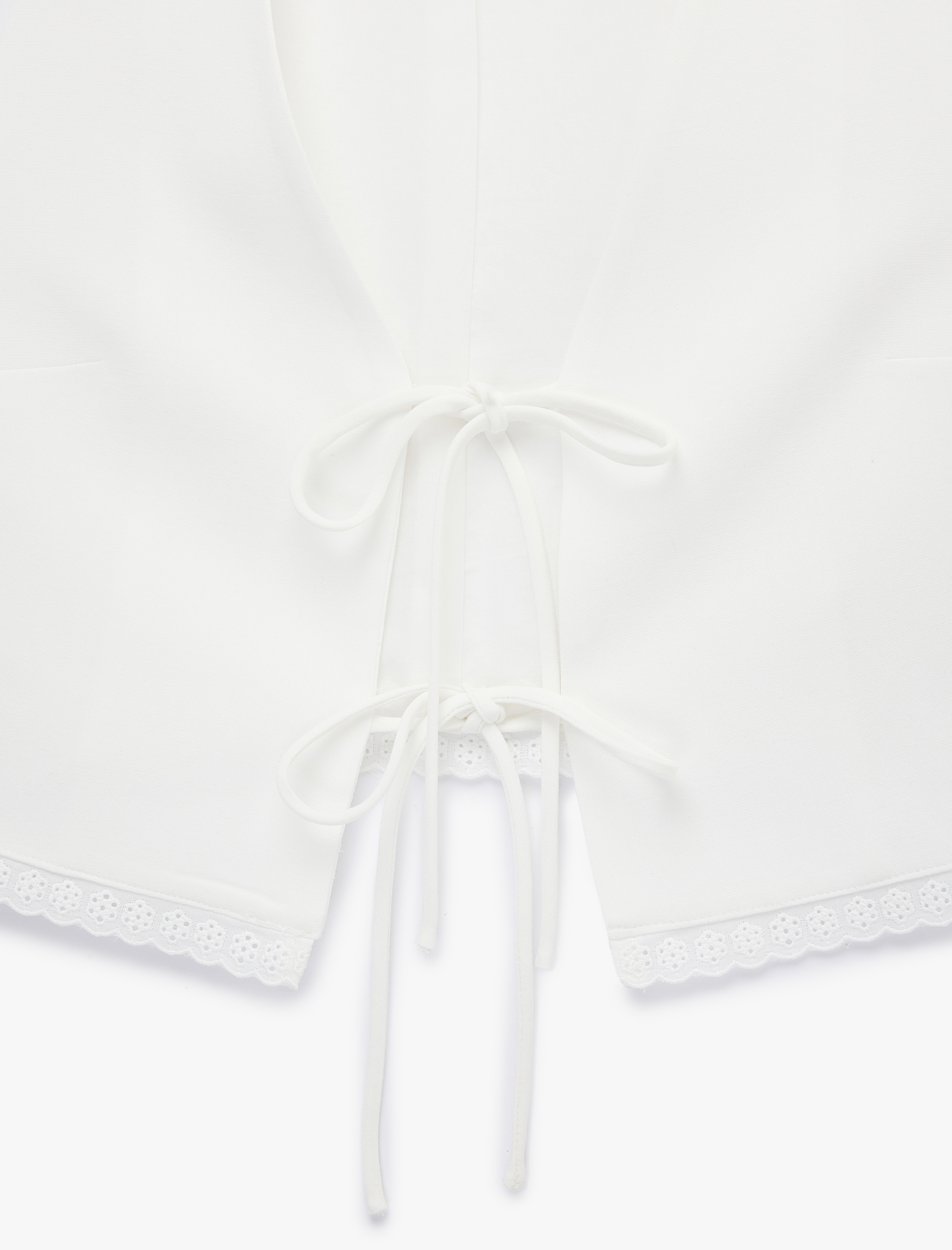   Koton X Sibil Çetinkaya - Keten Karışımlı Dantel Detaylı Fiyonklu Önden Bağlamalı Crop Yelek