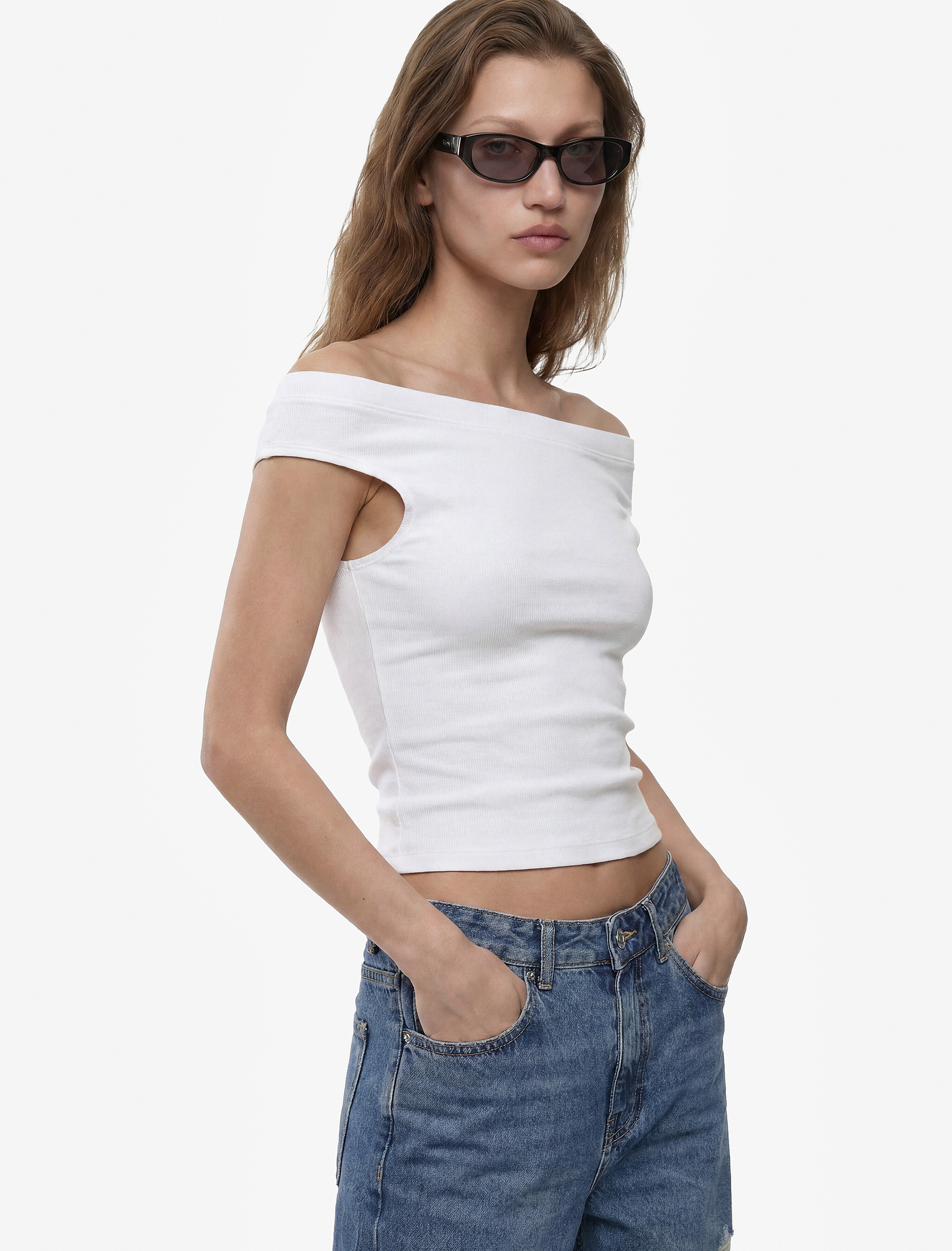   Pamuklu Ribanalı Slim Fit Omzu Açık Madonna Yaka Tişört