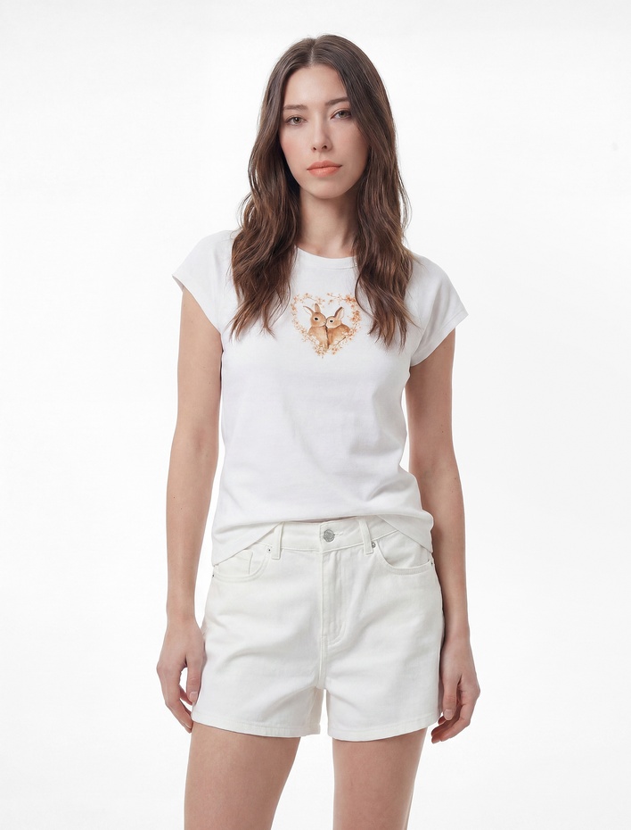  Koton X Sibil Çetinkaya - Pamuklu Slim Fit Kısa Kollu Kalpli Tavşan Baskılı Tişört