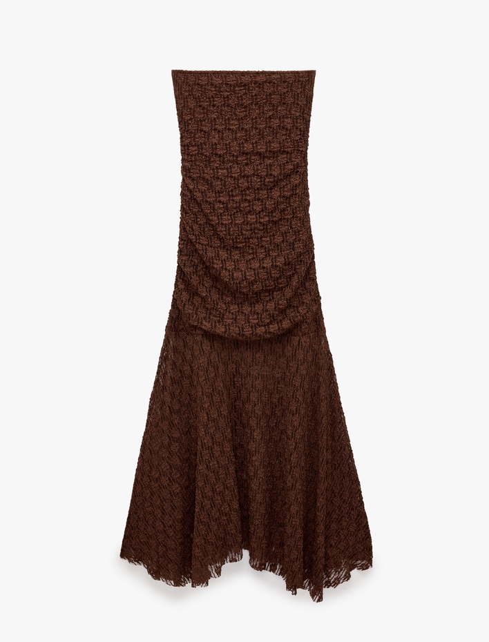  Drape Detaylı Asimetrik Kesim Dantel Puantiyeli Dokulu Straplez Midi Elbise
