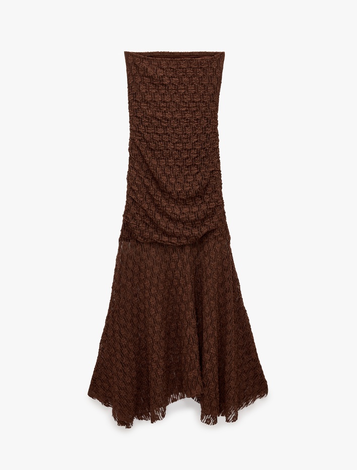  Drape Detaylı Asimetrik Kesim Dantel Puantiyeli Dokulu Straplez Midi Elbise