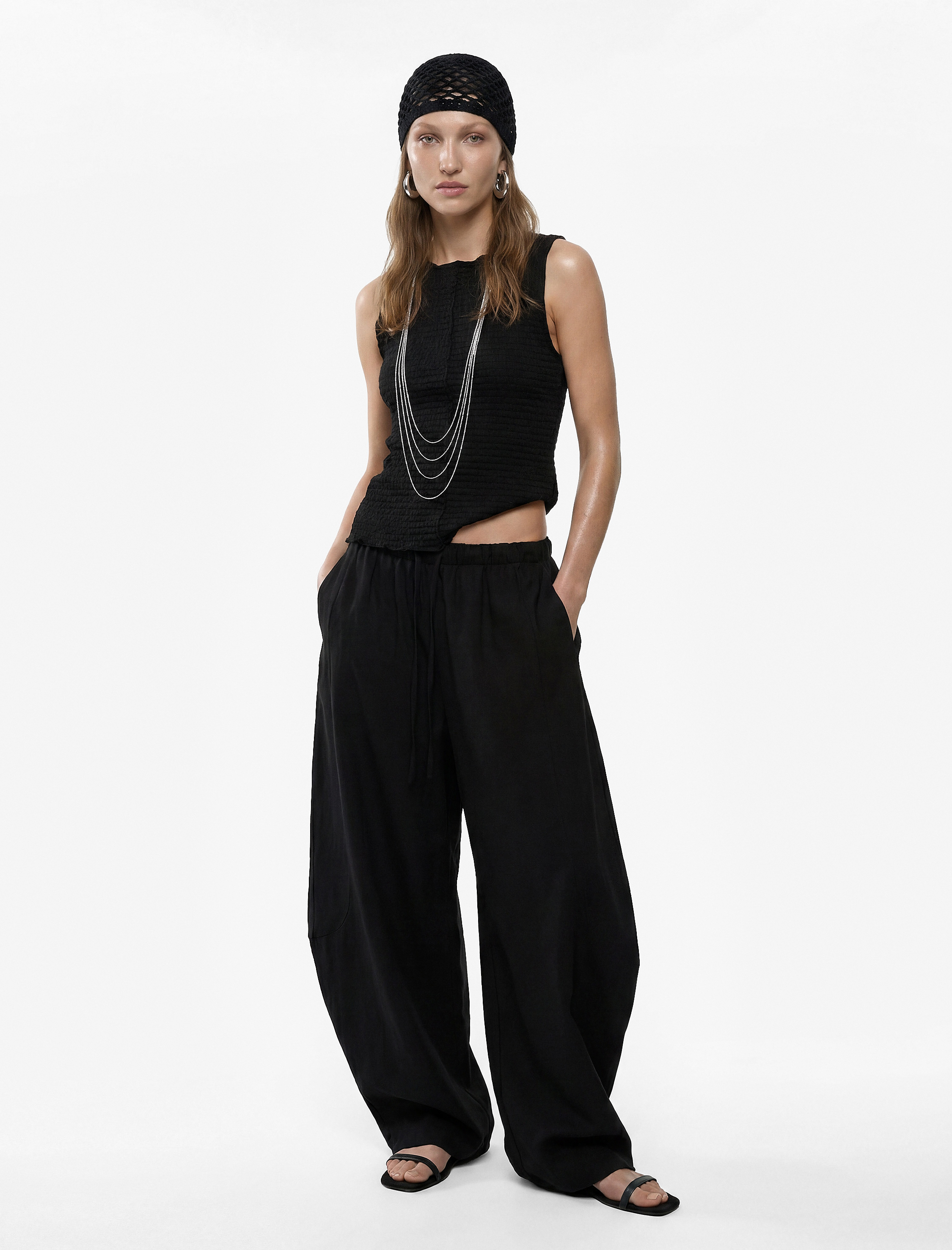   Bürümcük Kumaş Dokulu Slim Fit Bisiklet Yaka Kolsuz Bluz
