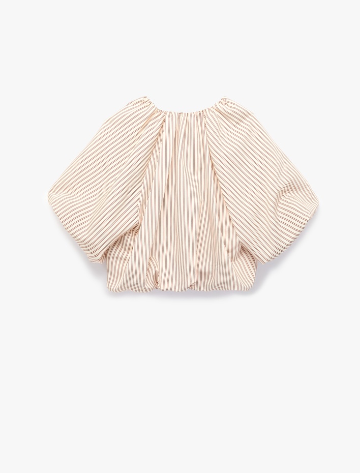  Koton X Melis Ağazat - Viskon Kumaş Bağlama Detaylı V Yaka Kısa Kollu Çizgili Crop Balon Bluz
