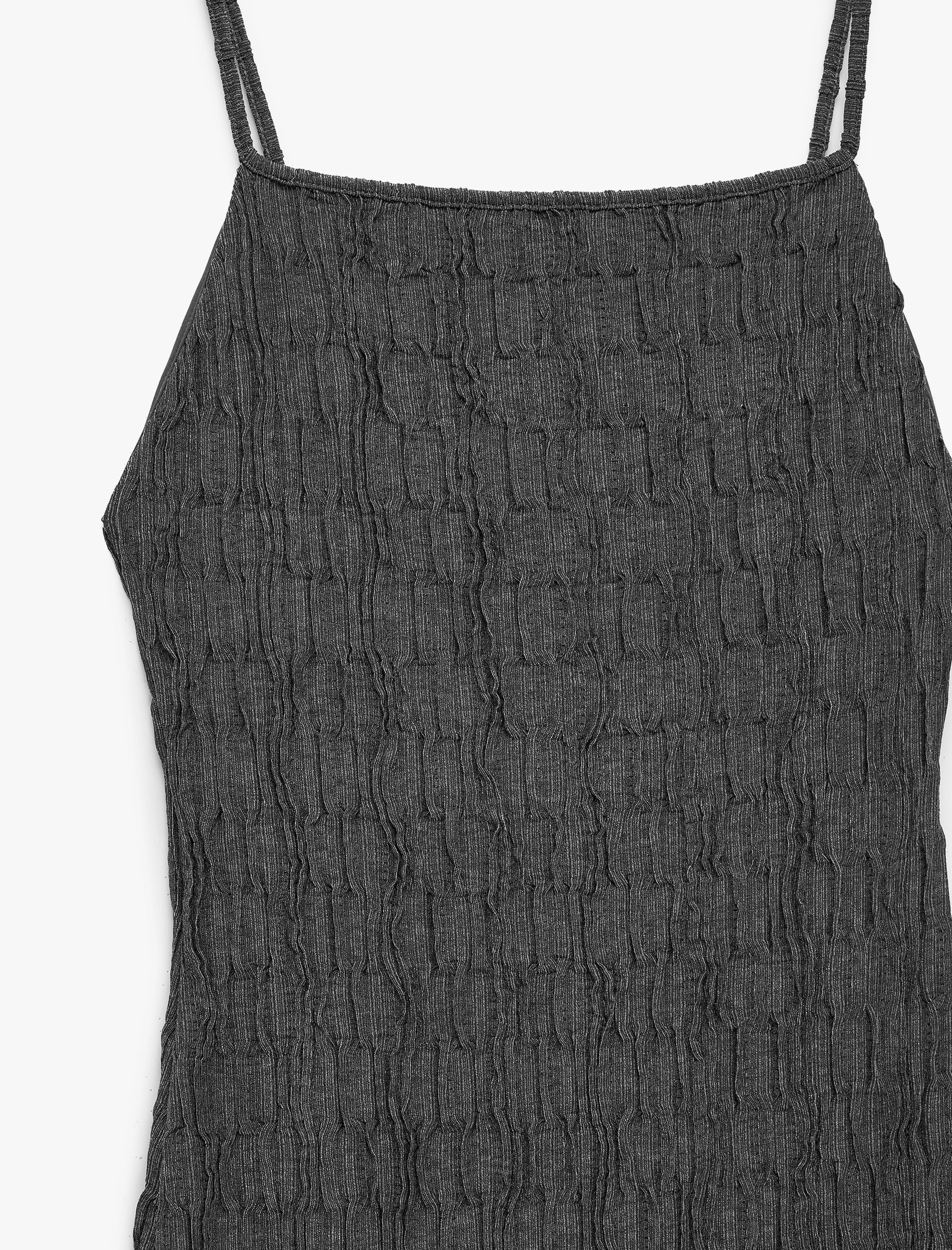   Bürümcük Kumaş Dokulu Yırtmaç Detaylı Kare Yaka Slim Fit Askılı Midi Elbise