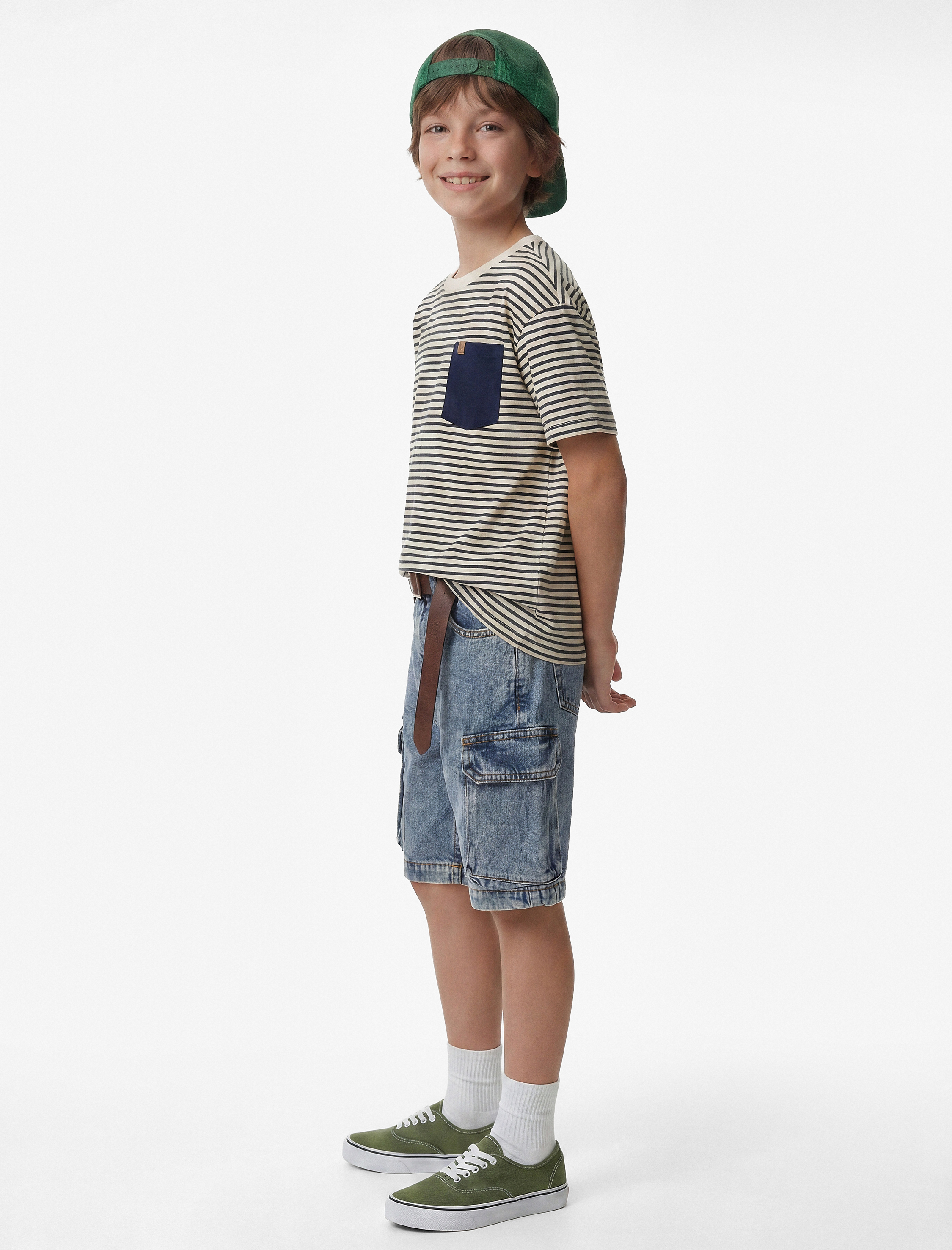  Erkek Çocuk Kapaklı Cep Detaylı Pamuklu Oversize Kargo Denim Şort