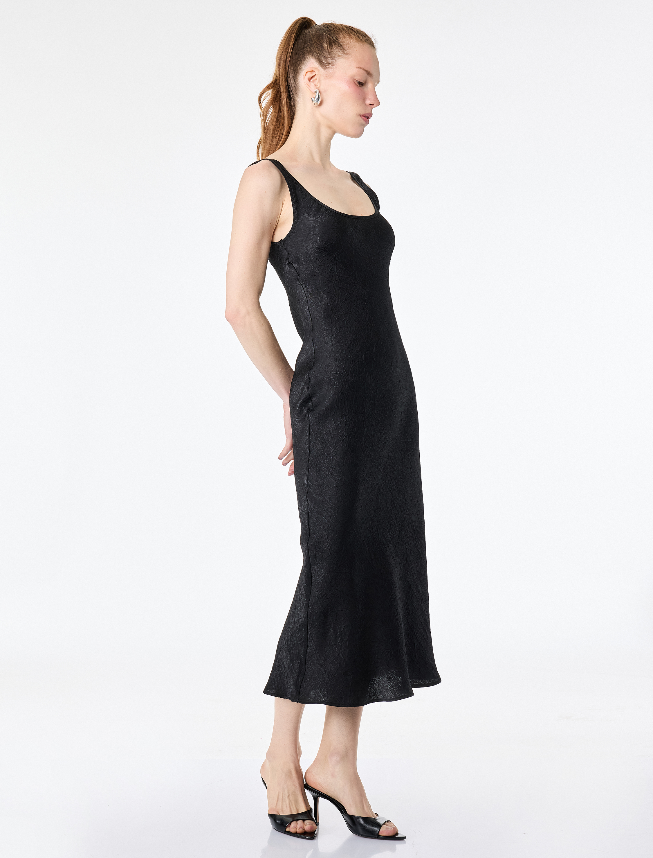   Slim Fit U Yaka Kalın Askılı Kloş Midi Boy Dokulu Saten Kloş Elbise
