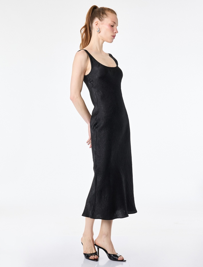  Slim Fit U Yaka Kalın Askılı Kloş Midi Boy Dokulu Saten Kloş Elbise