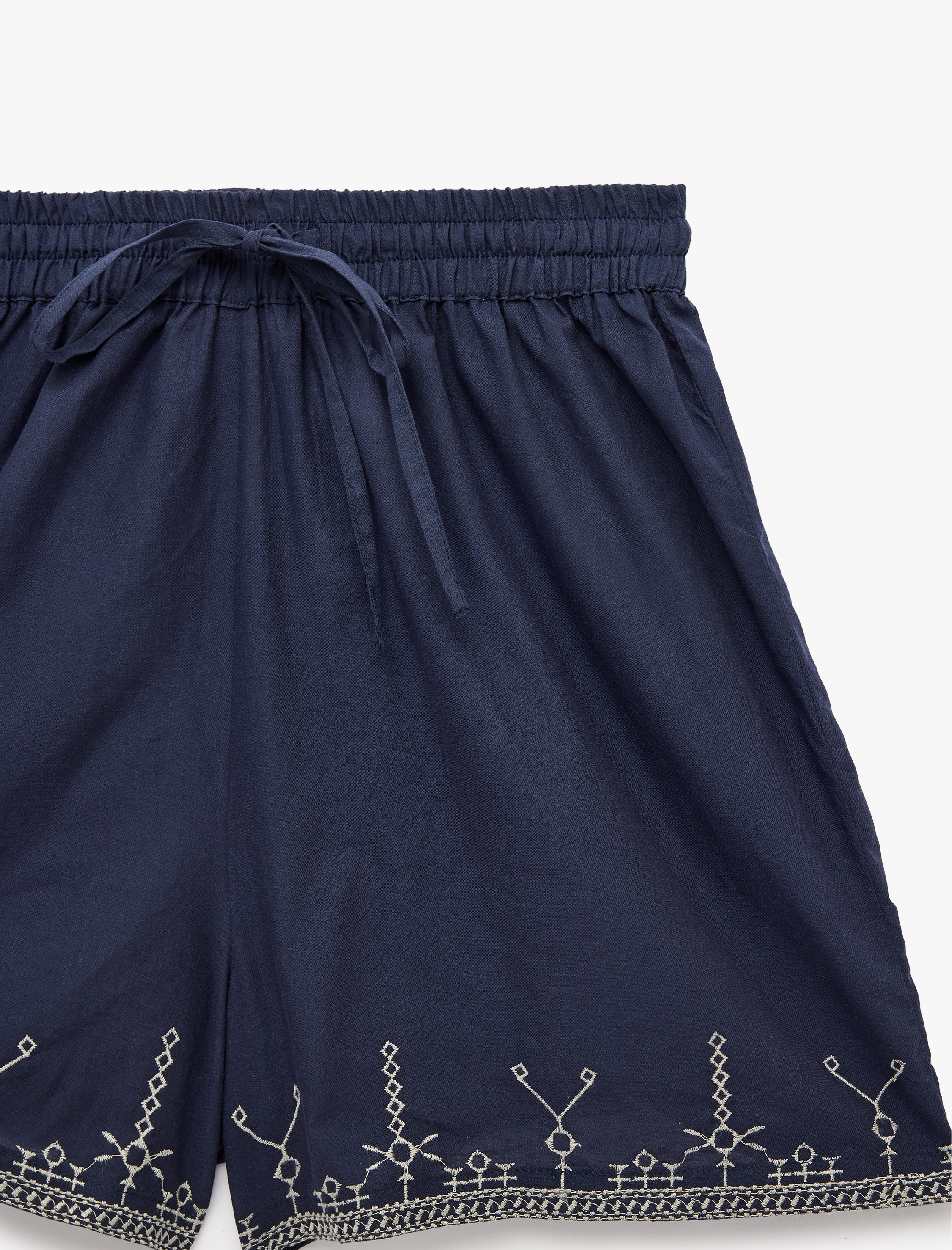   Pamuklu Beli Bağcıklı Nakışlı Mini Şort