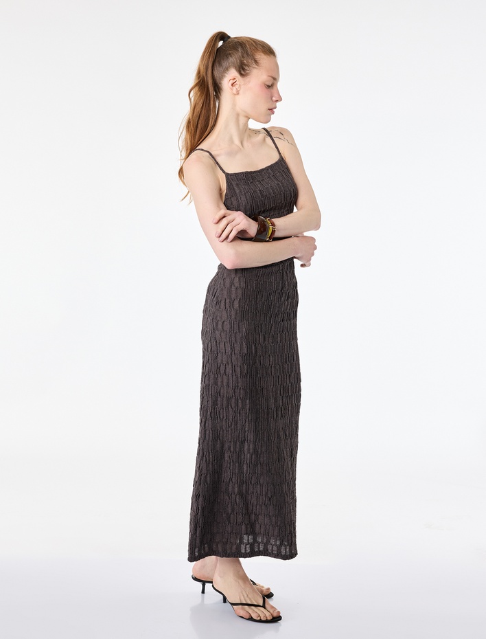  Bürümcük Kumaş Dokulu Yırtmaç Detaylı Kare Yaka Slim Fit Askılı Midi Elbise