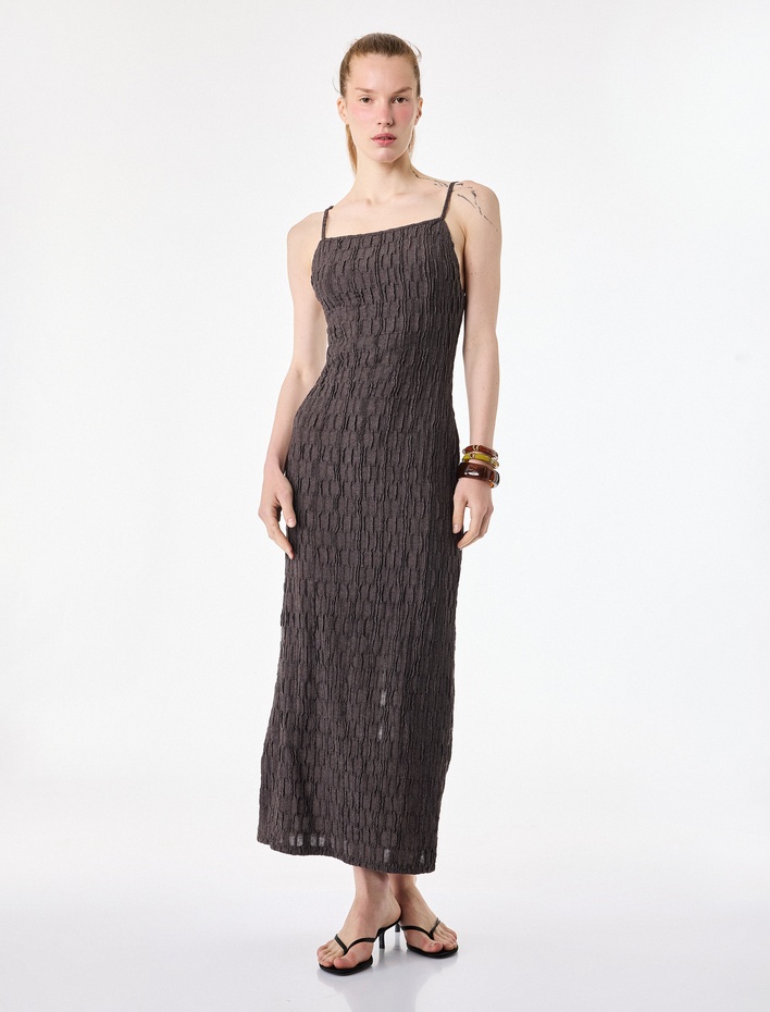  Bürümcük Kumaş Dokulu Yırtmaç Detaylı Kare Yaka Slim Fit Askılı Midi Elbise
