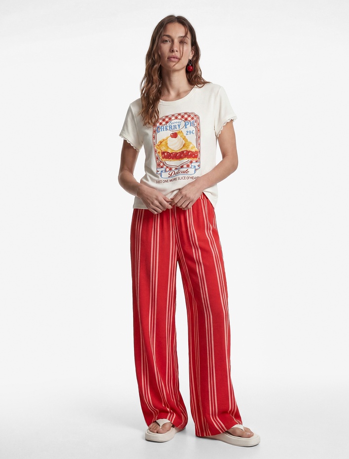  Koton X Sibil Çetinkaya - Pamuklu Kısa Kollu Bisiklet Yaka Kiraz Baskılı Tişört