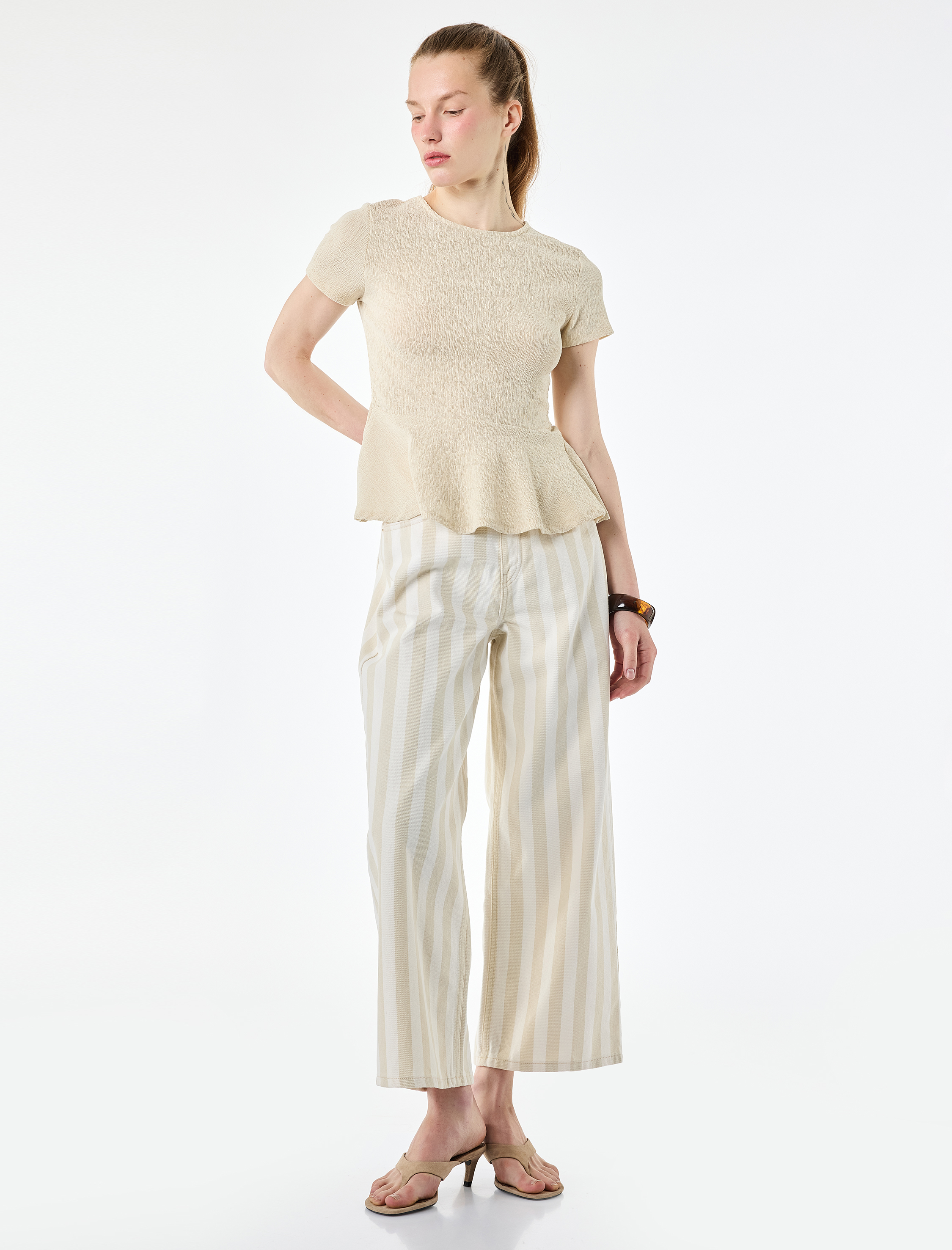   Bürümcük Kumaş Slim Fit Kısa Kollu Bisiklet Yaka Volanlı Peplum Kesim Tişört
