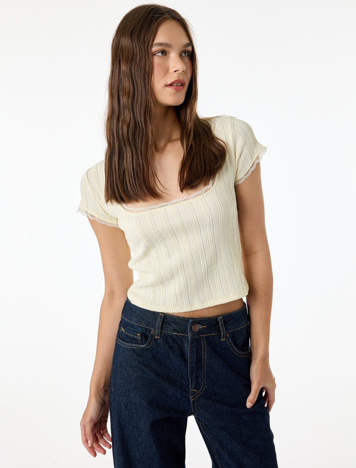  Slim Fit Kısa Kollu Dantel Detaylı Bürümcük Kare Yaka Tişört