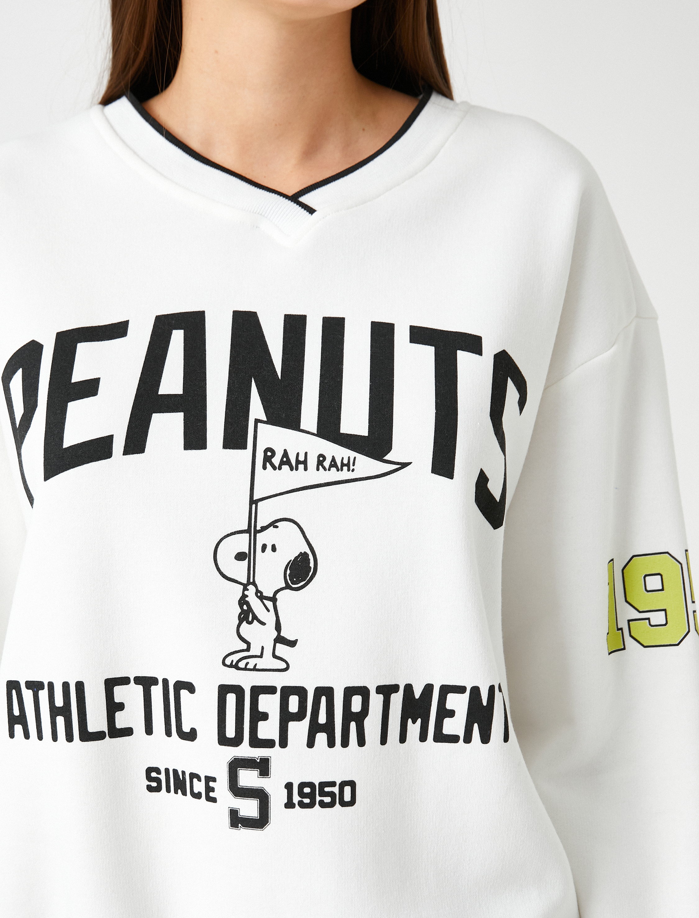   Şardonlu Snoopy Lisanslı Sweatshirt Oversize V Yaka Uzun Kollu