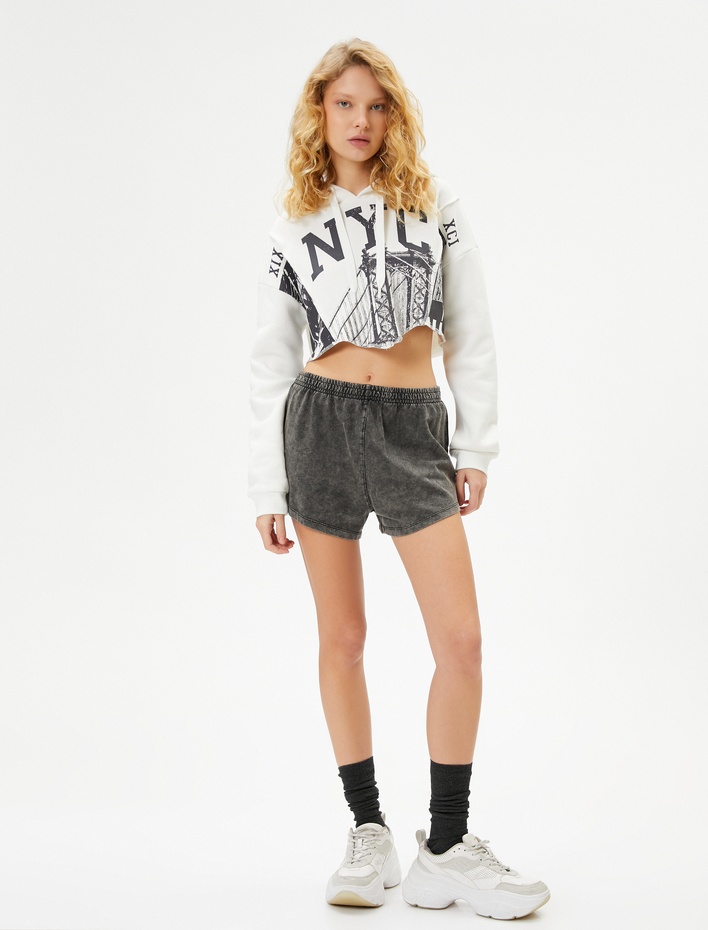  Şardonlu Crop Kapşonlu Sweatshirt Slim Fit Asimetrik Kesim Baskılı