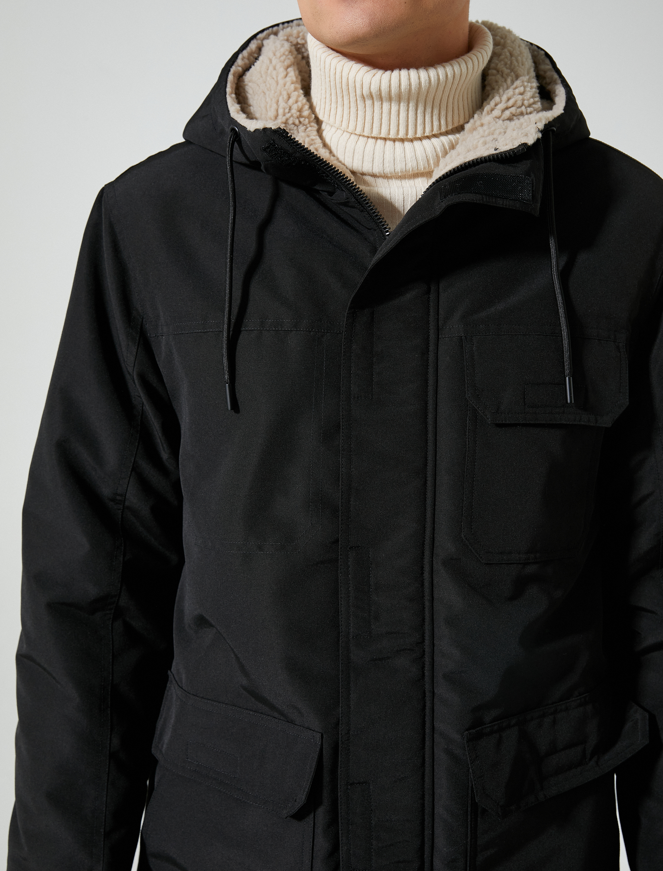   Fermuarlı Kapşonlu Parka Cepli Peluş Detaylı
