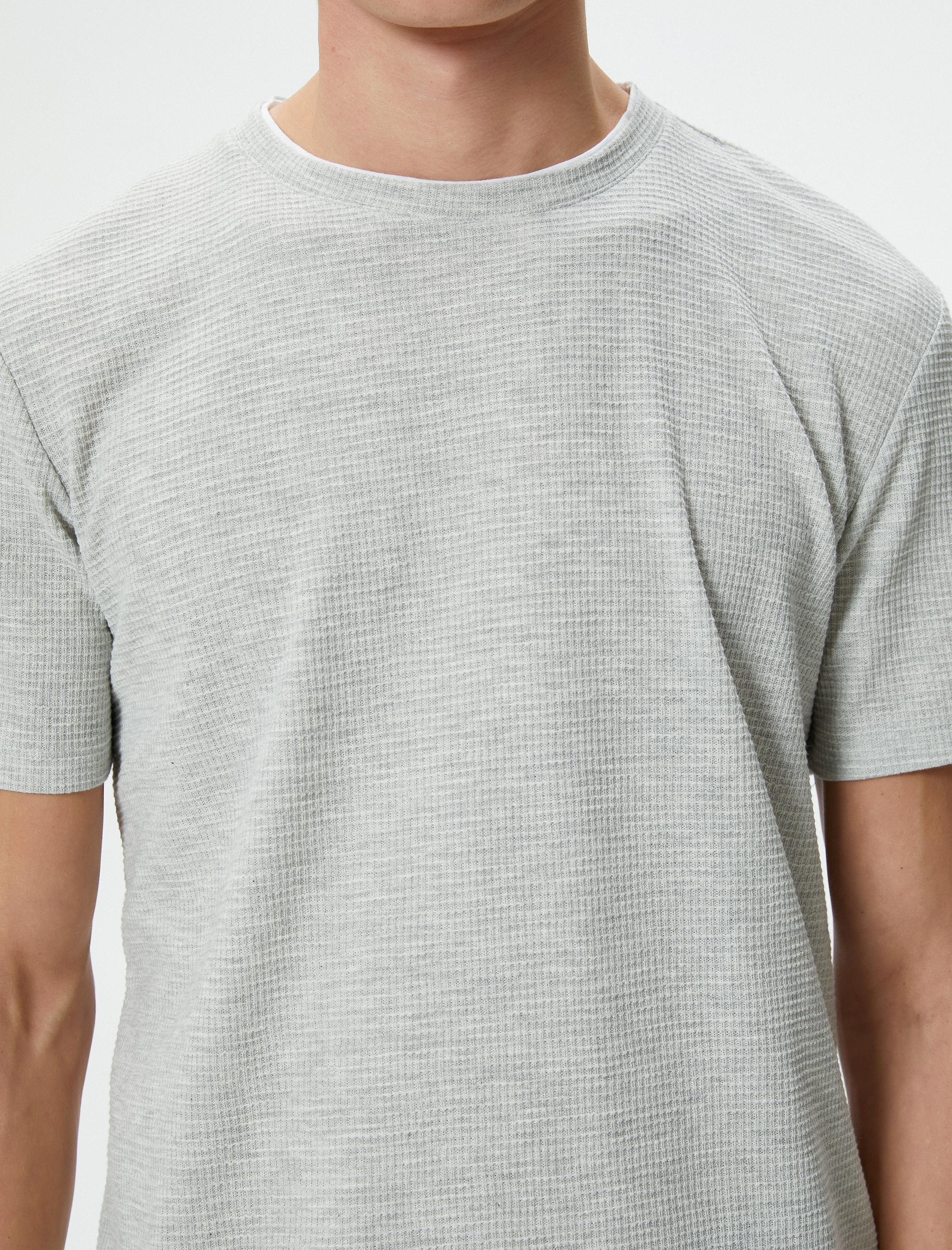   Basic Tişört Kumaş Detaylı Bisiklet Yaka Slim Fit Dokulu