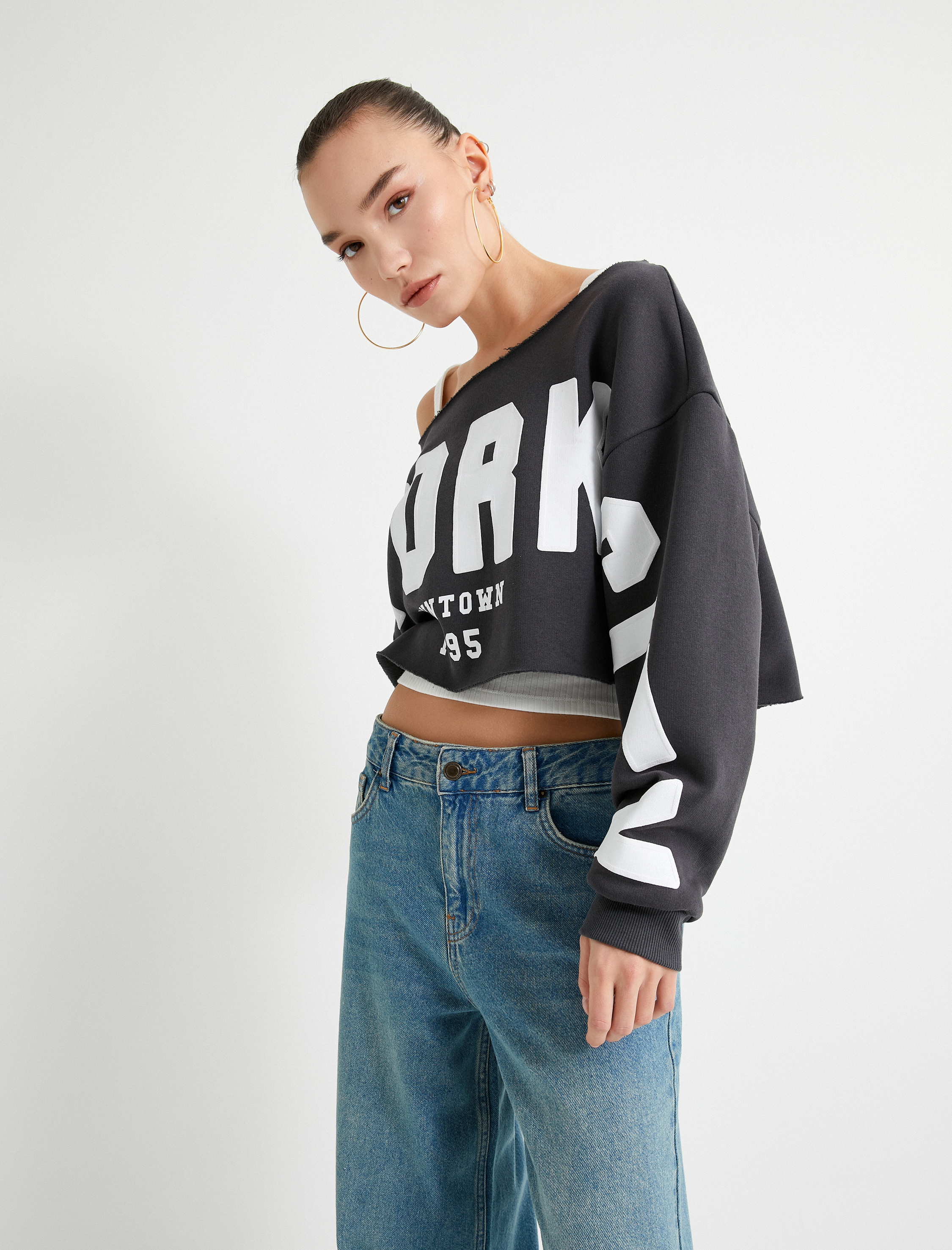   Şardonlu Crop Kolej Sweatshirt Kayık Yaka Baskılı Uzun Kollu