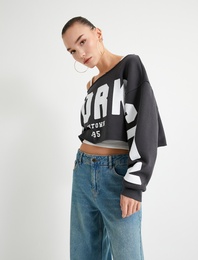 Şardonlu Crop Kolej Sweatshirt Kayık Yaka Baskılı Uzun Kollu