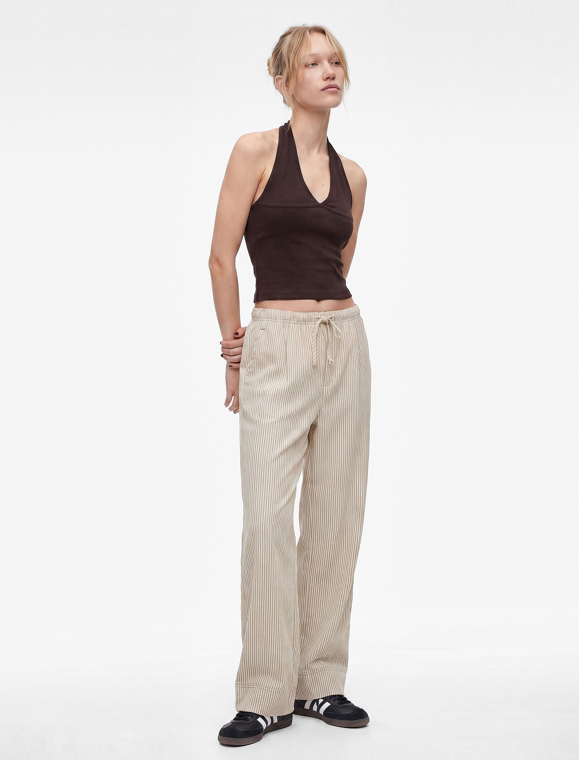   Pamuklu Dikiş Detaylı Kolsuz Slim Fit Crop Halter Yaka Bluz