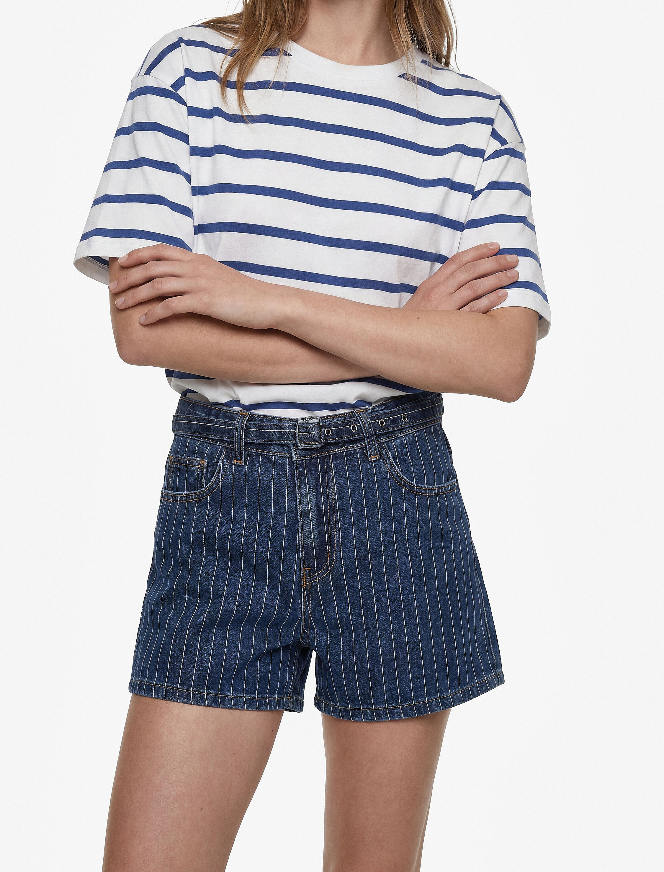   Kemer Detaylı Çizgili Regular Fit Pamuklu Mini Denim Şort