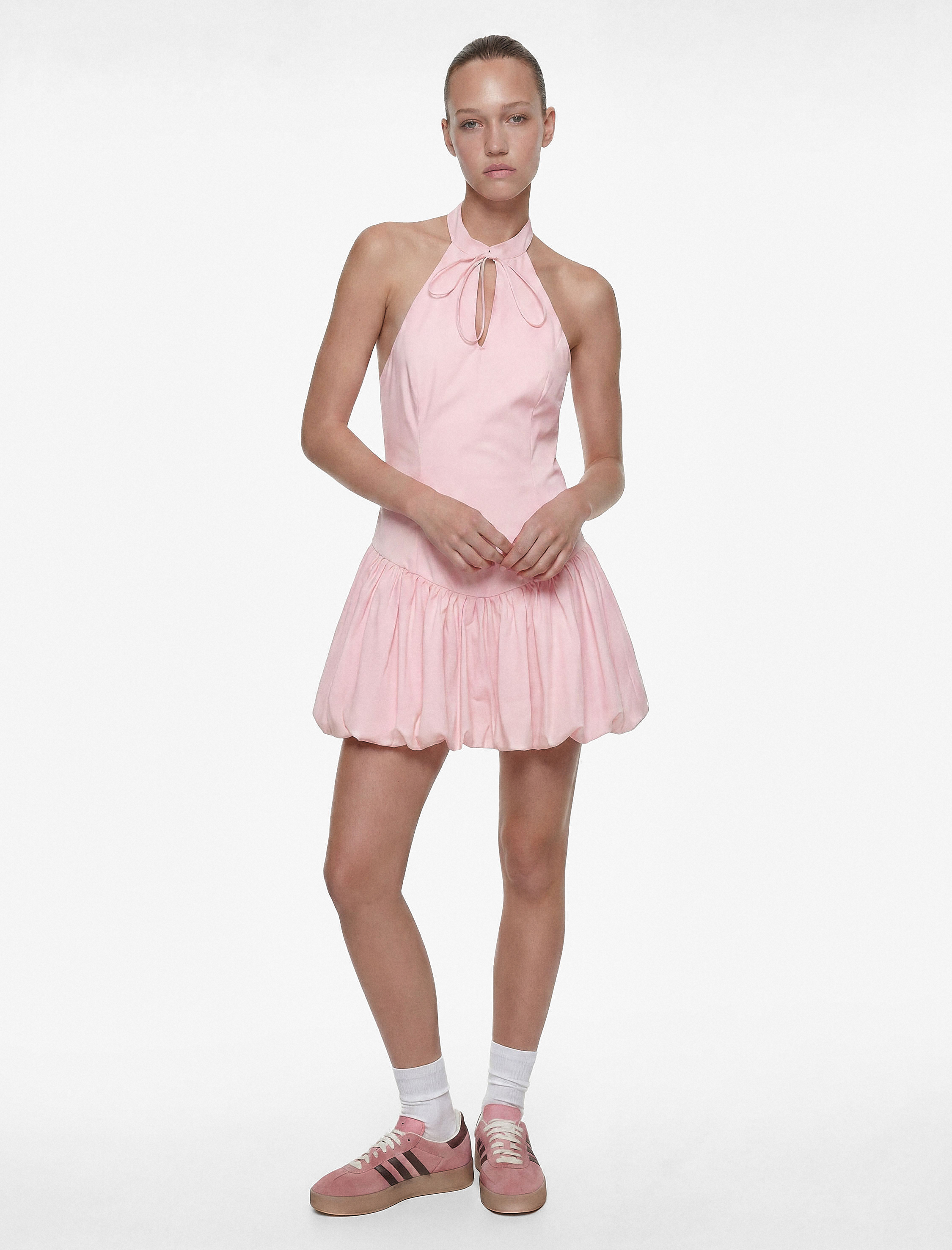   Kolsuz Slim Fit Fiyonk Detaylı Halter Yaka Mini Balon Elbise