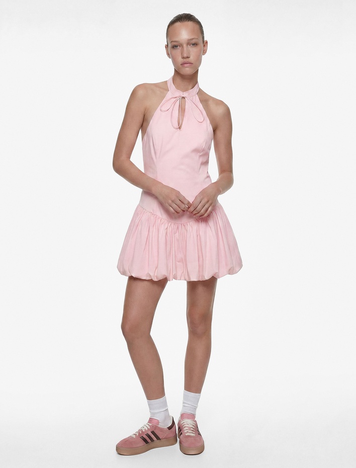  Kolsuz Slim Fit Fiyonk Detaylı Halter Yaka Mini Balon Elbise