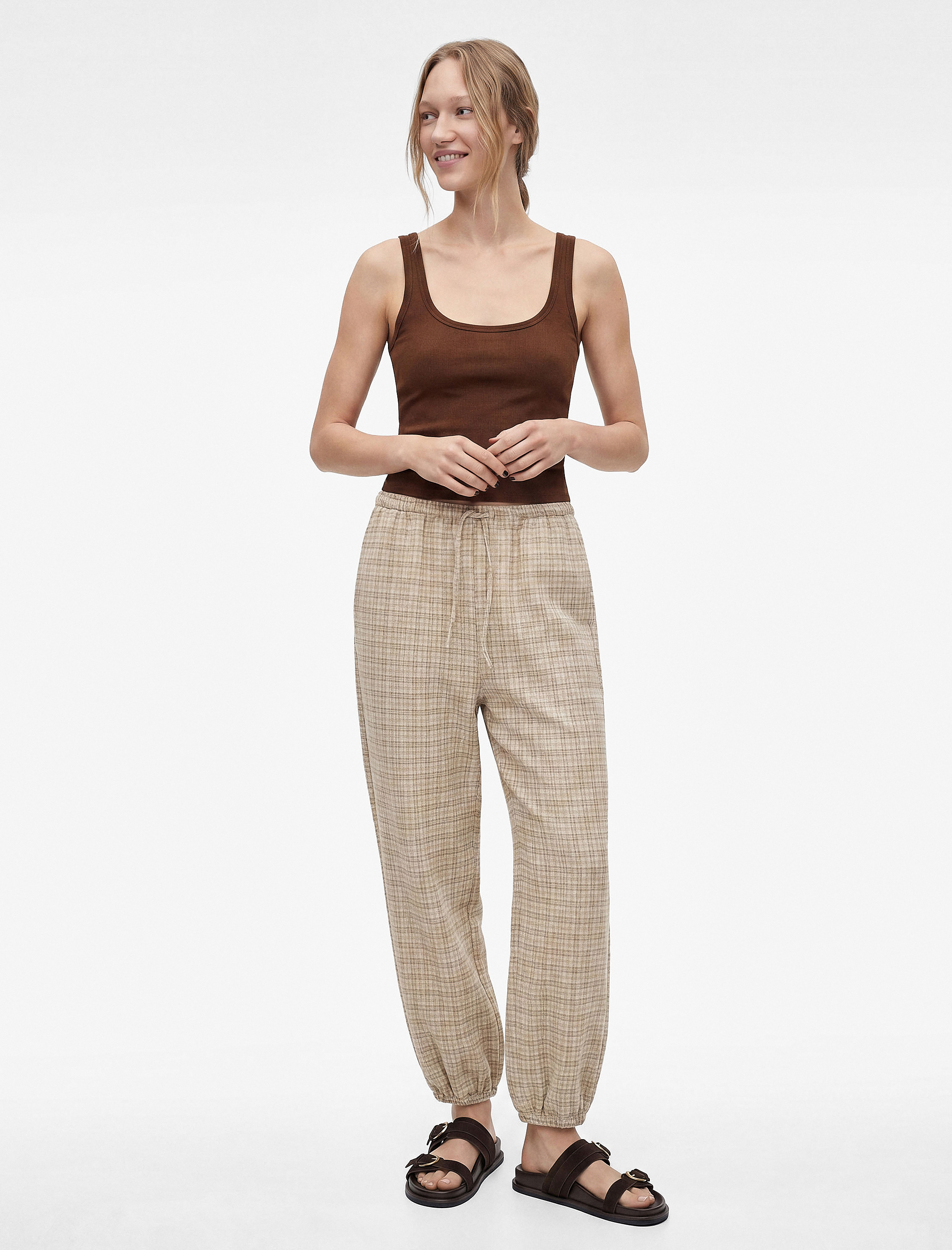   Modal Karışımlı Slim Fit Kare Yaka Kolsuz Bluz