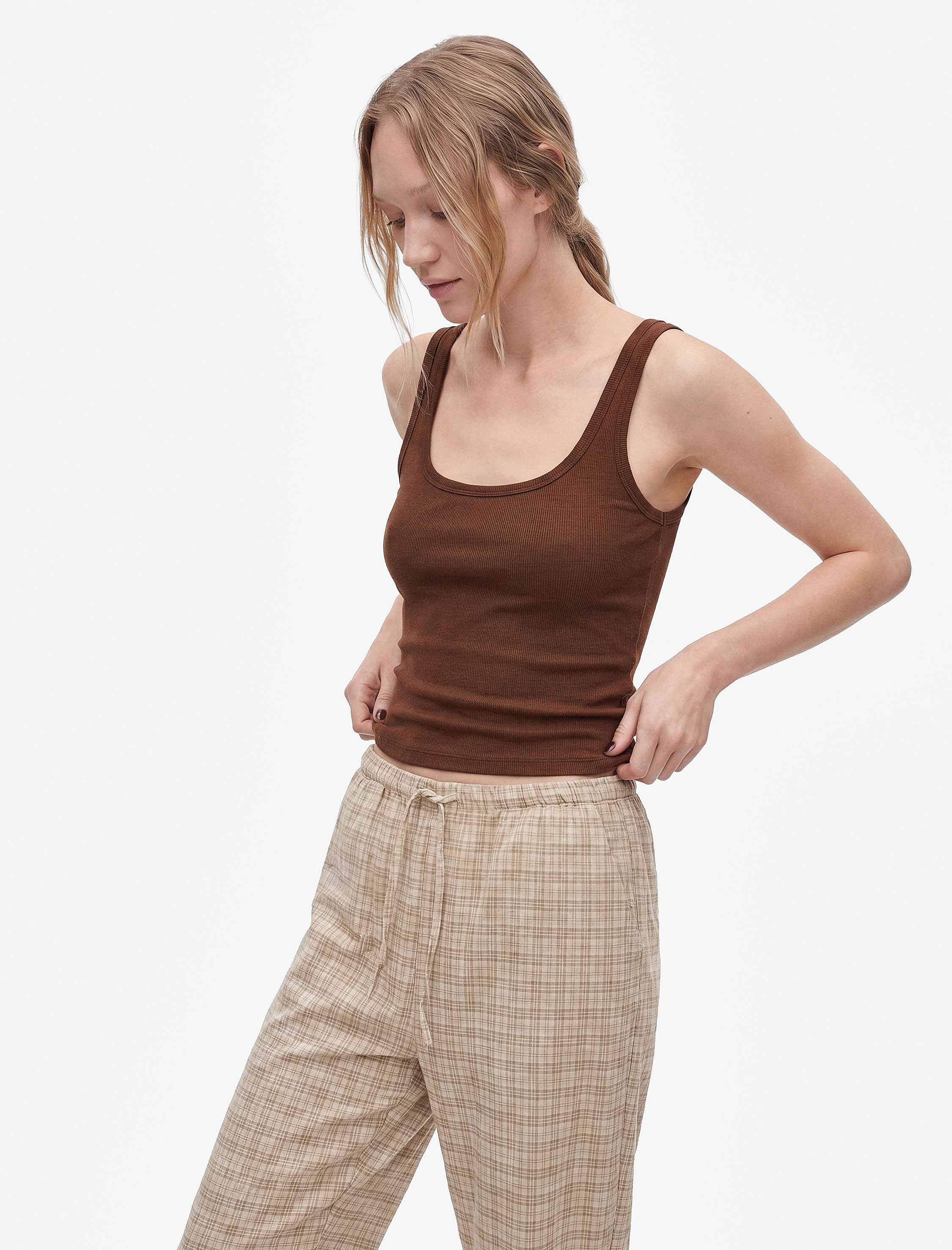   Modal Karışımlı Slim Fit Kare Yaka Kolsuz Bluz