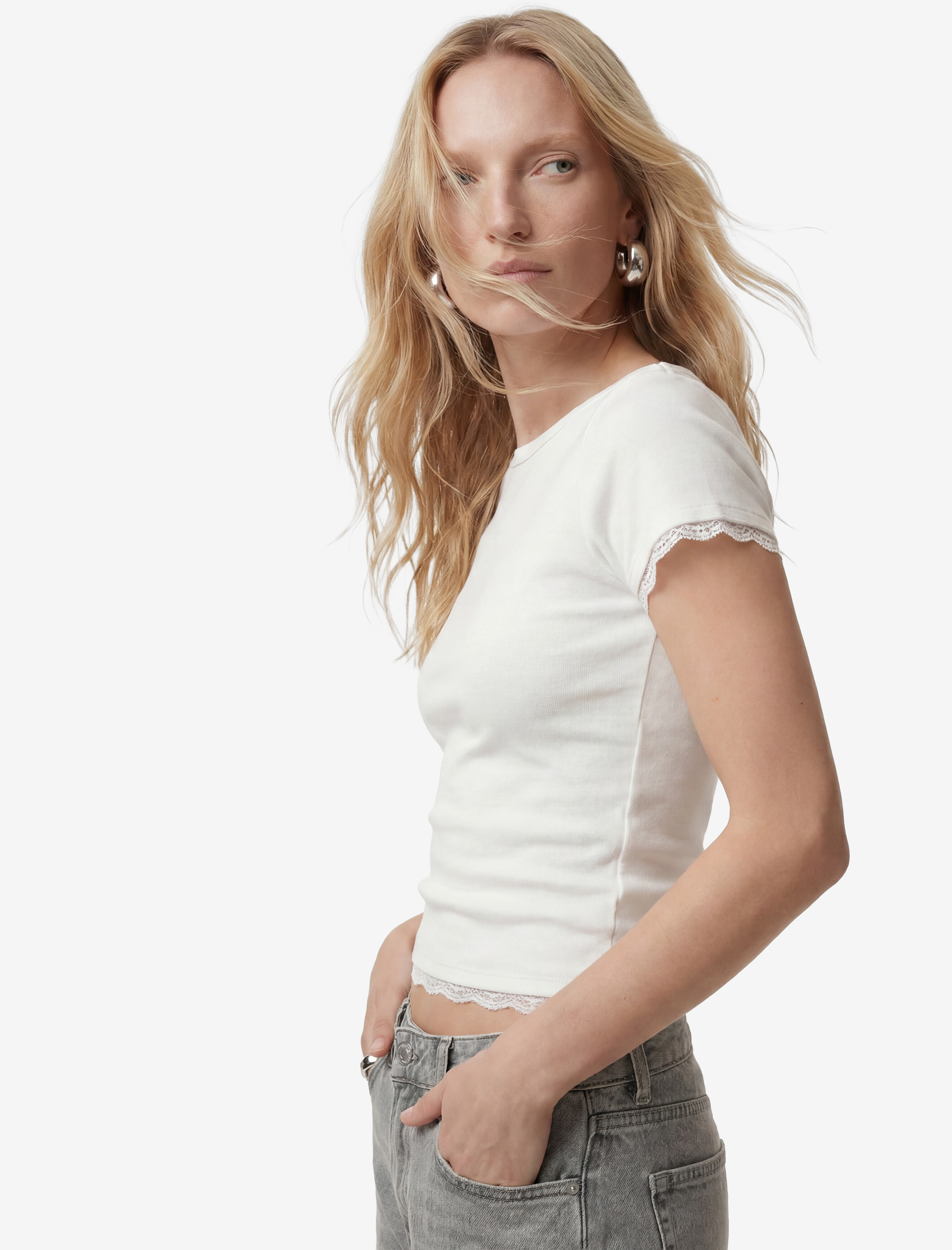   Pamuklu Slim Fit Dantel Detaylı Kısa Kollu Kayık Yaka Tişört