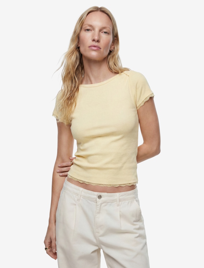  Pamuklu Slim Fit Dantel Detaylı Kısa Kollu Kayık Yaka Tişört