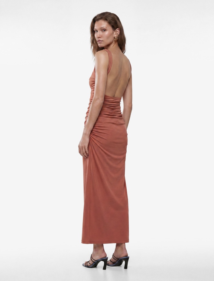  Metal Aksesuarlı Kayık Yaka Kolsuz Slim Fit Drapeli Midi Abiye Elbise