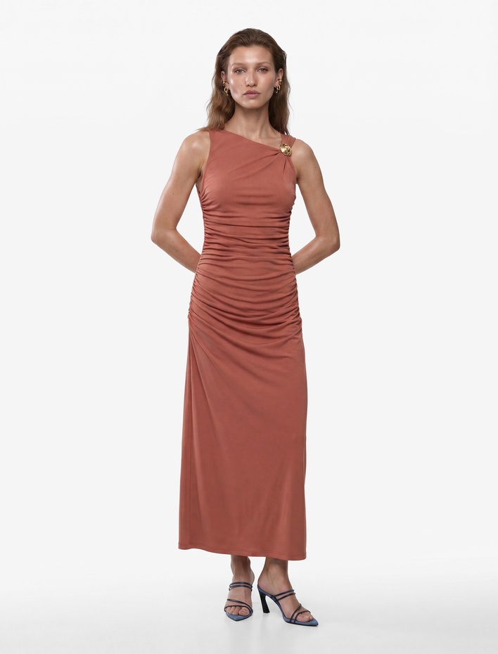  Metal Aksesuarlı Kayık Yaka Kolsuz Slim Fit Drapeli Midi Abiye Elbise